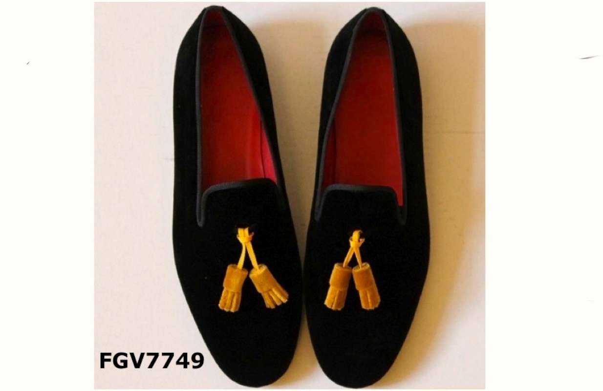 yellow-tassel-slippers